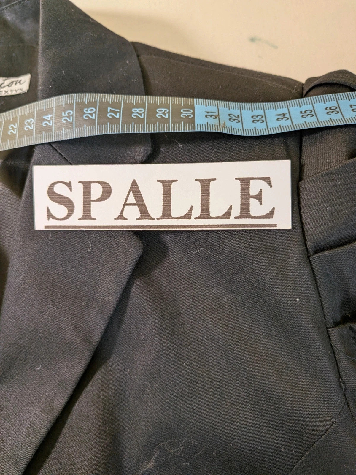 Fast Fashion Extyn black blazer with balloon sleeves and two-button closure, made in Italy.