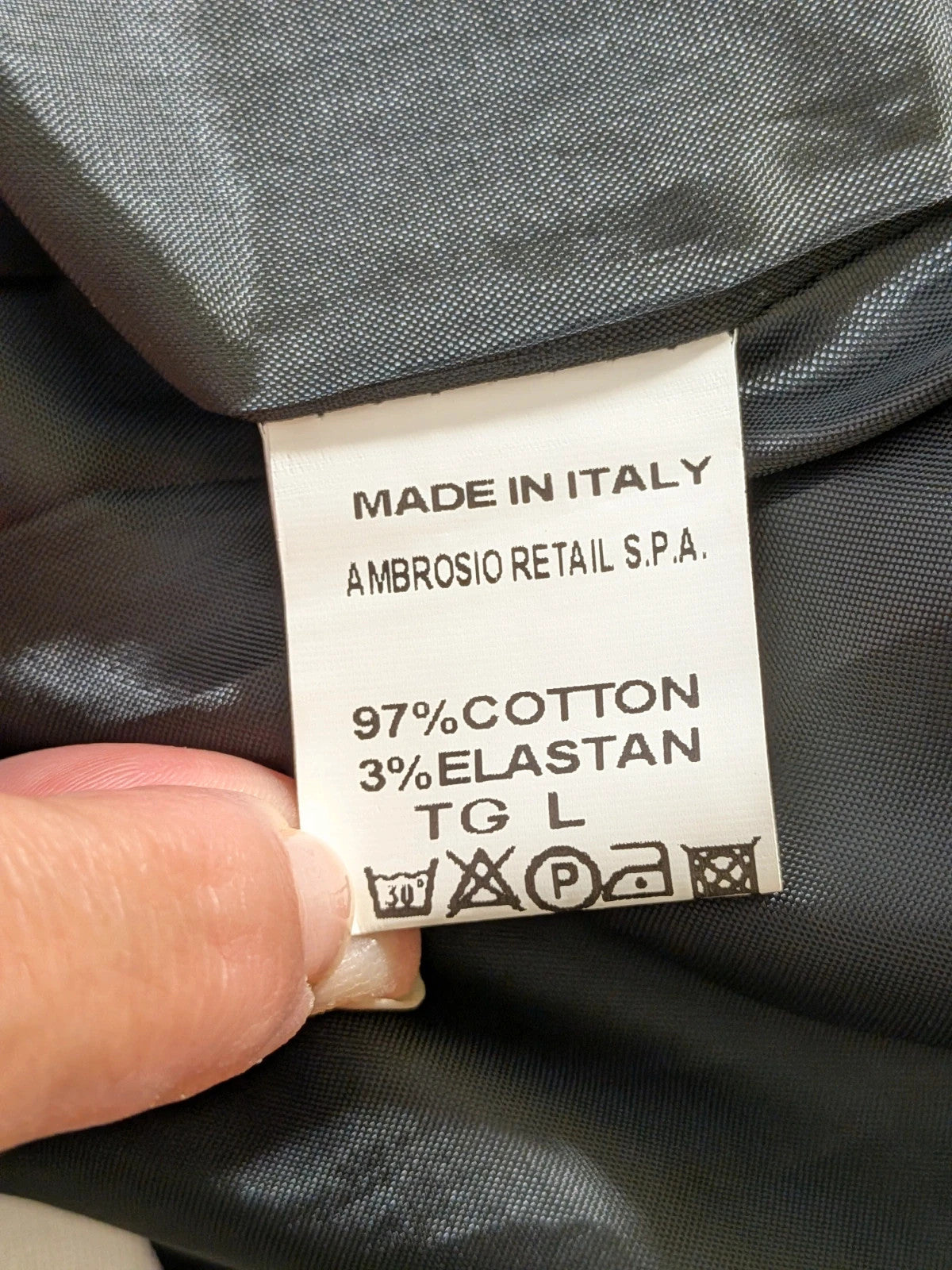 Fast Fashion Extyn black blazer with balloon sleeves and two-button closure, made in Italy.