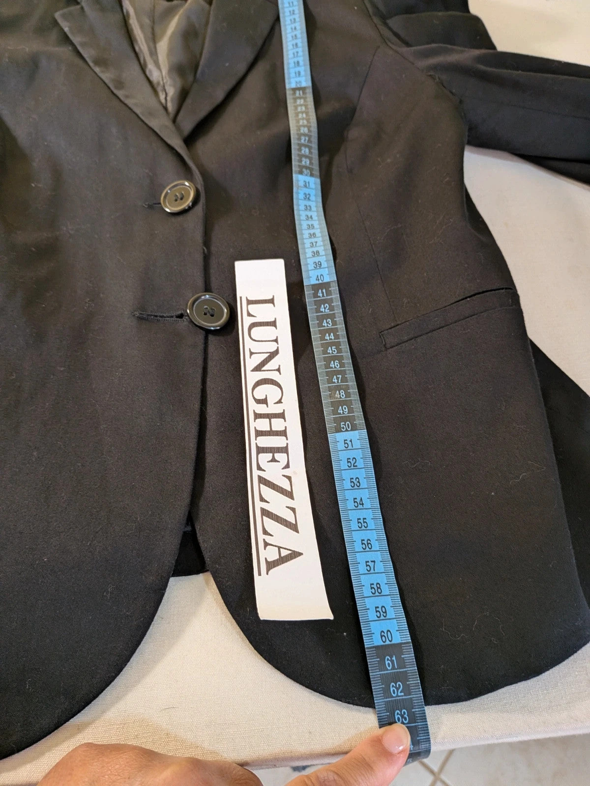 Fast Fashion Extyn black blazer with balloon sleeves and two-button closure, made in Italy.
