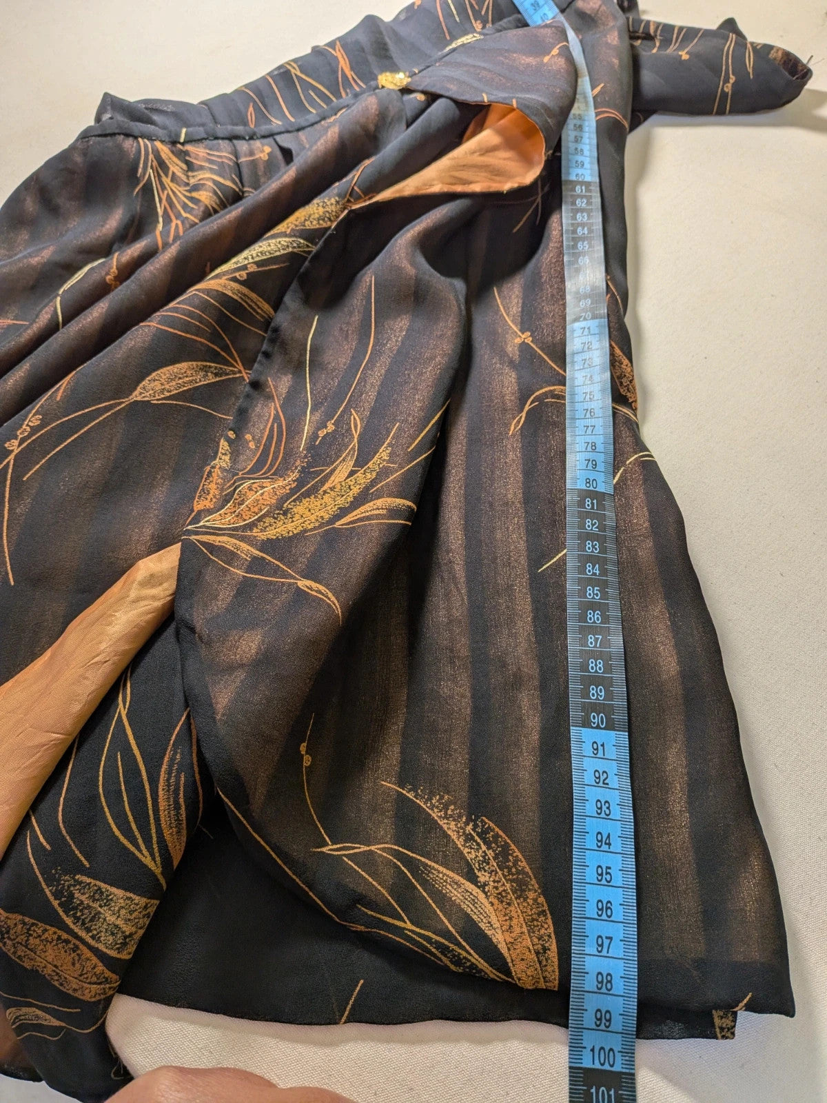 Completo donna cerimonia nero floreale oro abito e coprispalle - foto 9