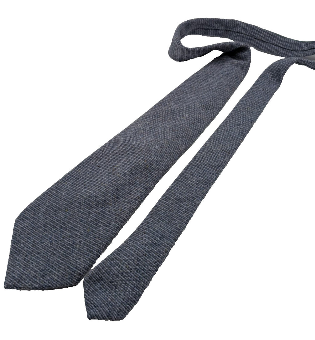 Uomo blue necktie made in Italy, textured wool fabric with elegant grey mélange pattern.