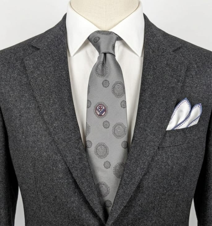 Cravatta Uomo 100% Seta Made in Italy Grigio Fantasia Medaglioni Elegante 9,5cm